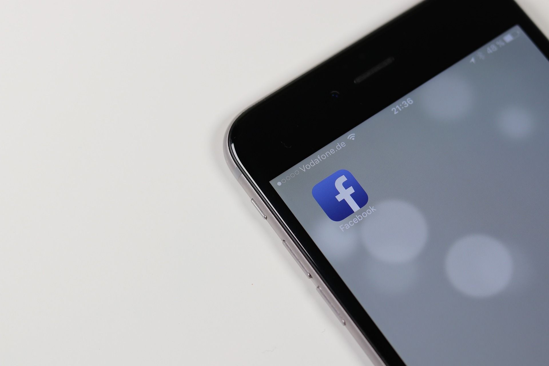 Smartphone screen displaying the Facebook app icon on the home screen.