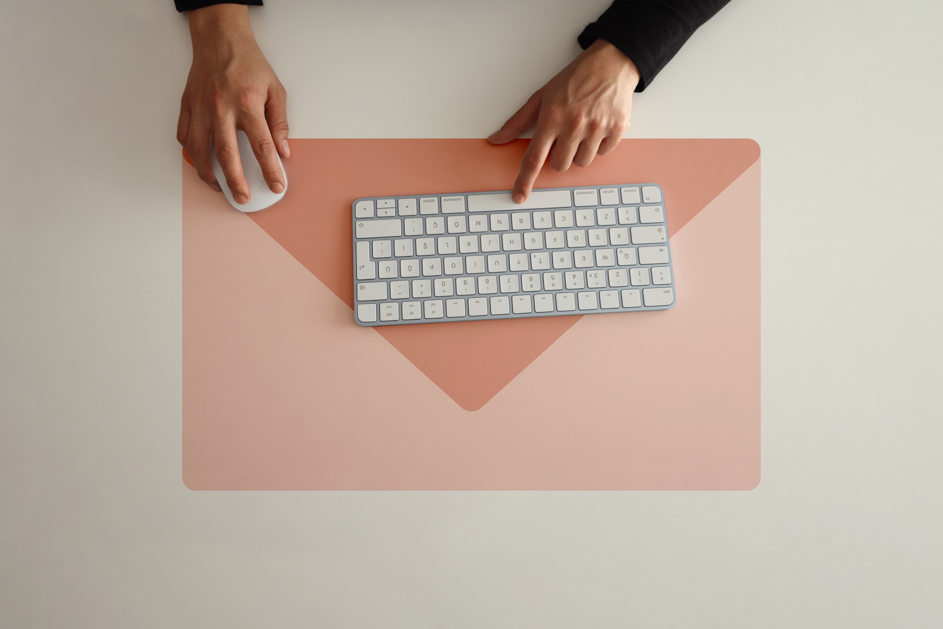 Marketing par e-mail et concept de newsletter. Femme utilisant un clavier d’ordinateur avec icône d’enveloppe