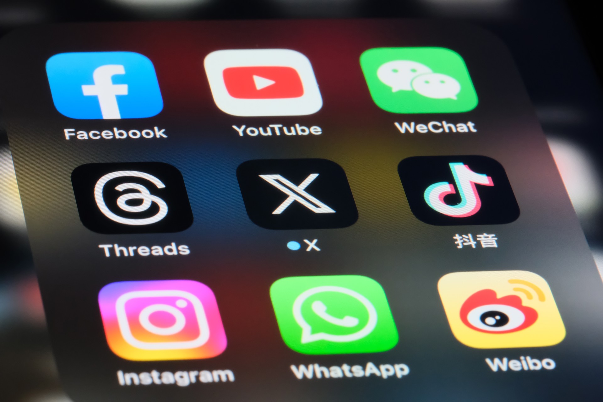 X (nouveau Twitter), Threads, Facebook, YouTube, Instagram, WeChat, WhatsApp. Douyin (TikTok) et Sina Weibo.  Applications de médias sociaux en ligne assorties